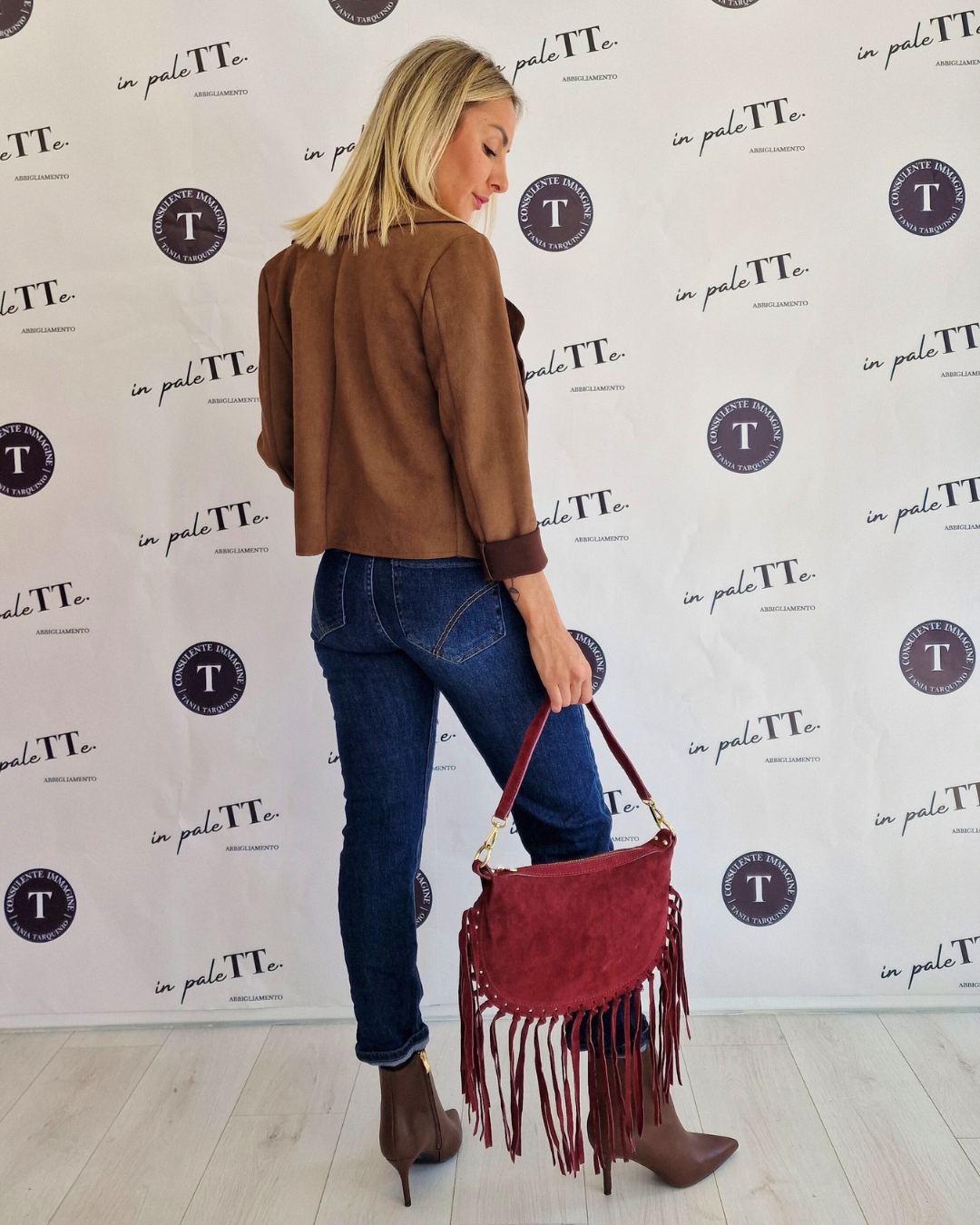 JEANS CON BOTTONI DECORATIVI in paleTTe. abbigliamento