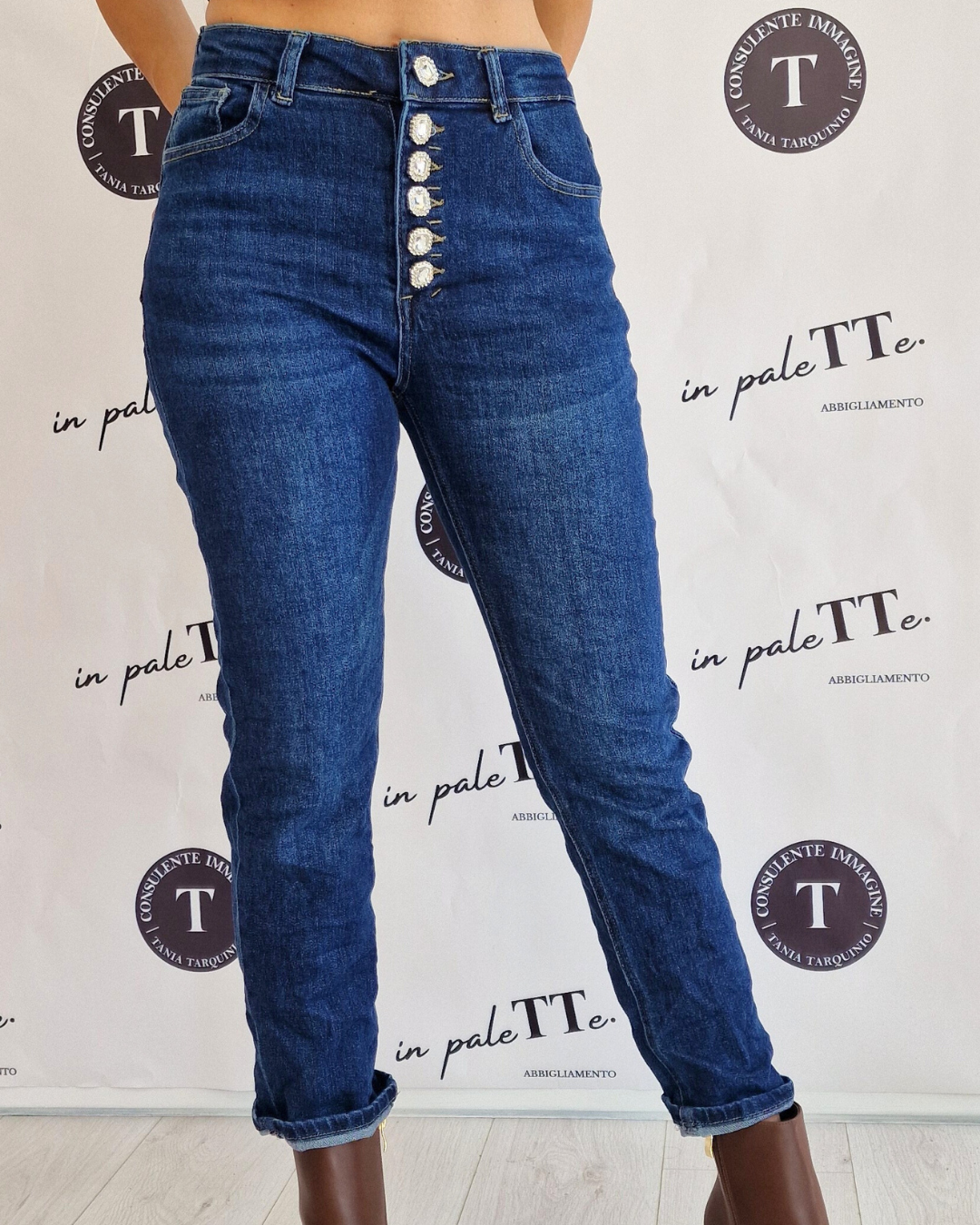 JEANS CON BOTTONI DECORATIVI in paleTTe. abbigliamento