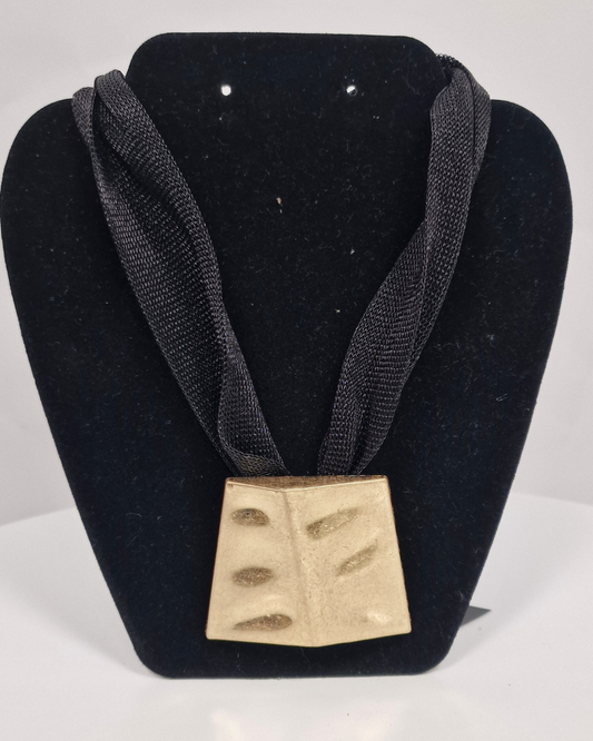 COLLANA CON CIONDOLO MARTELLATO in paleTTe. abbigliamento