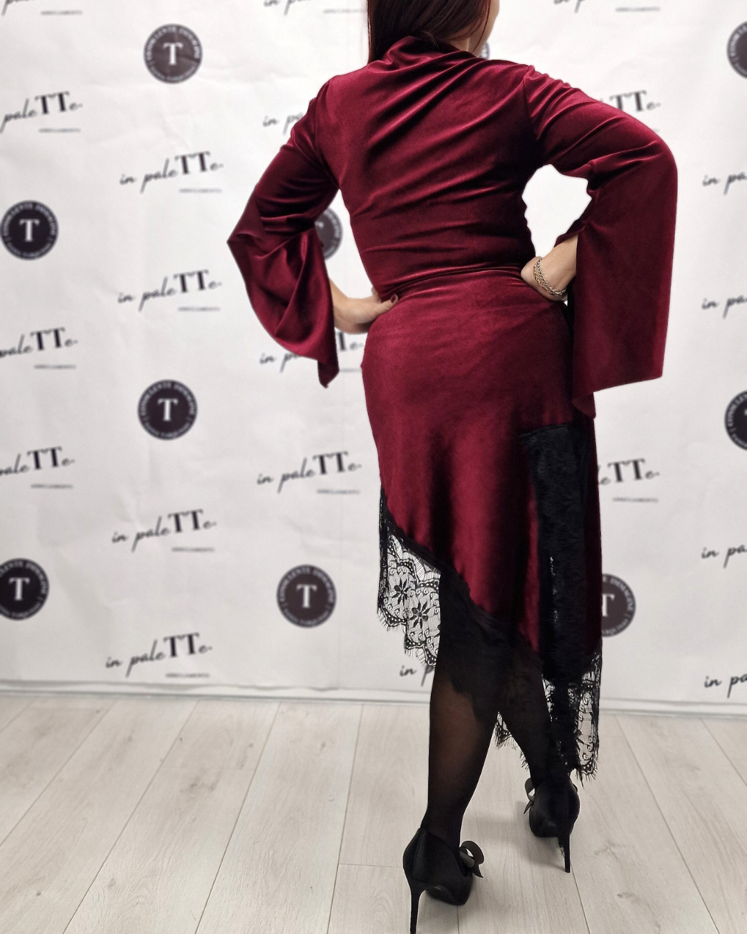 ABITO ASIMMETRICO IN VELLUTO CON PIZZO - bordeaux in paleTTe. abbigliamento