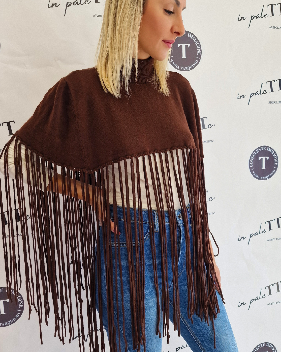 PONCHO MARRONE CON FRANGE in paleTTe. abbigliamento