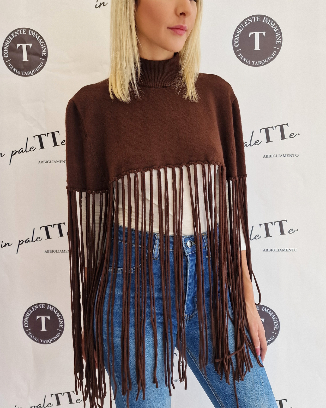 PONCHO MARRONE CON FRANGE in paleTTe. abbigliamento