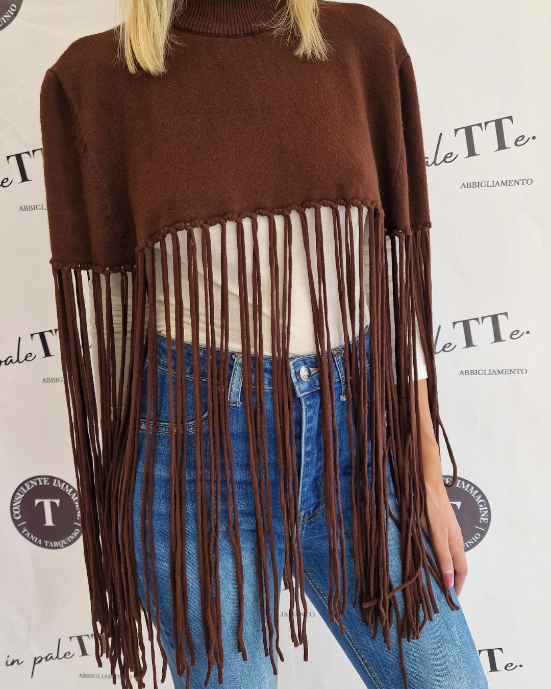 PONCHO MARRONE CON FRANGE in paleTTe. abbigliamento