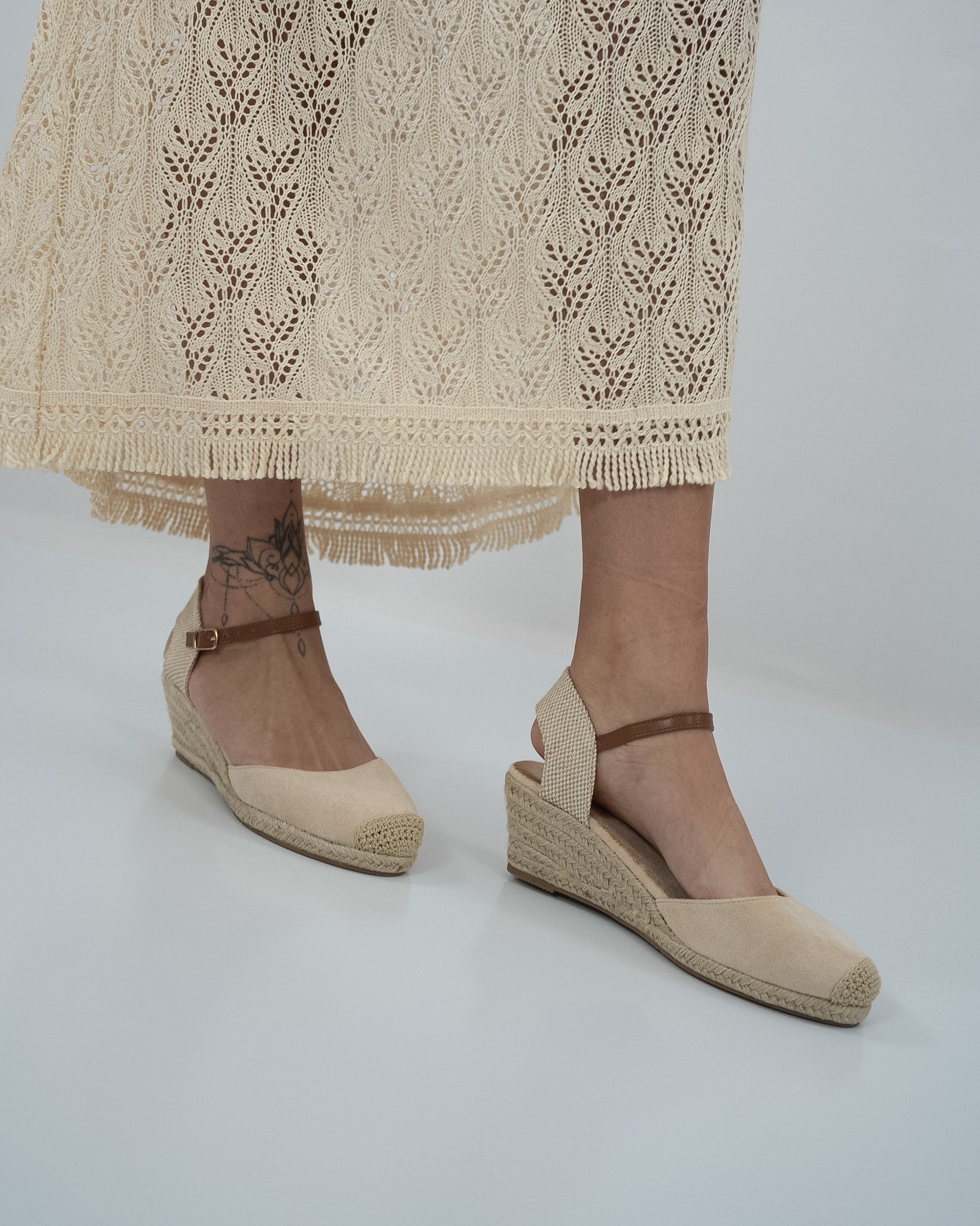 ESPADRILLAS CON ZEPPA IN CORDA e CINTURINO in paleTTe. abbigliamento
