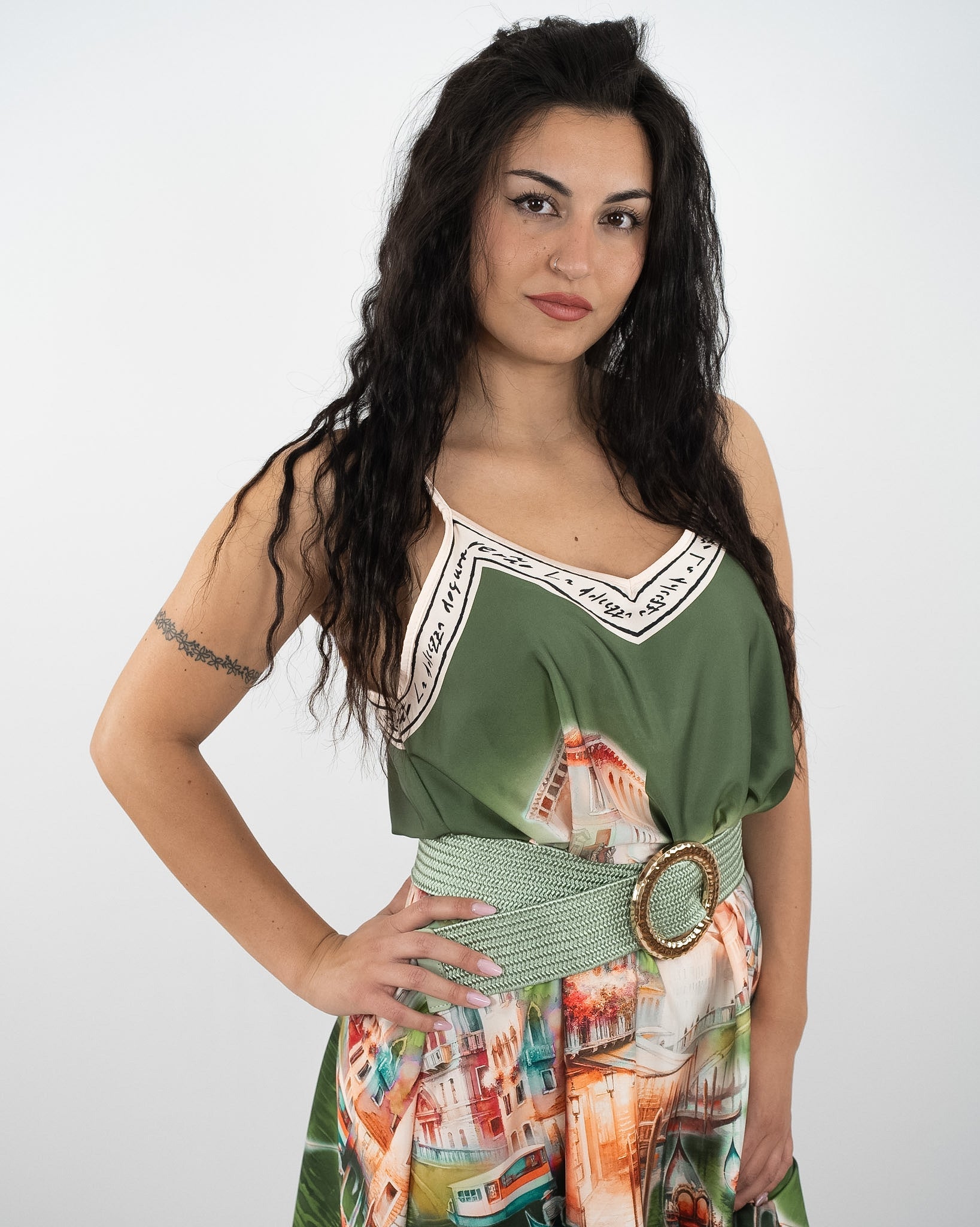 Abito fantasia verde in paleTTe. abbigliamento