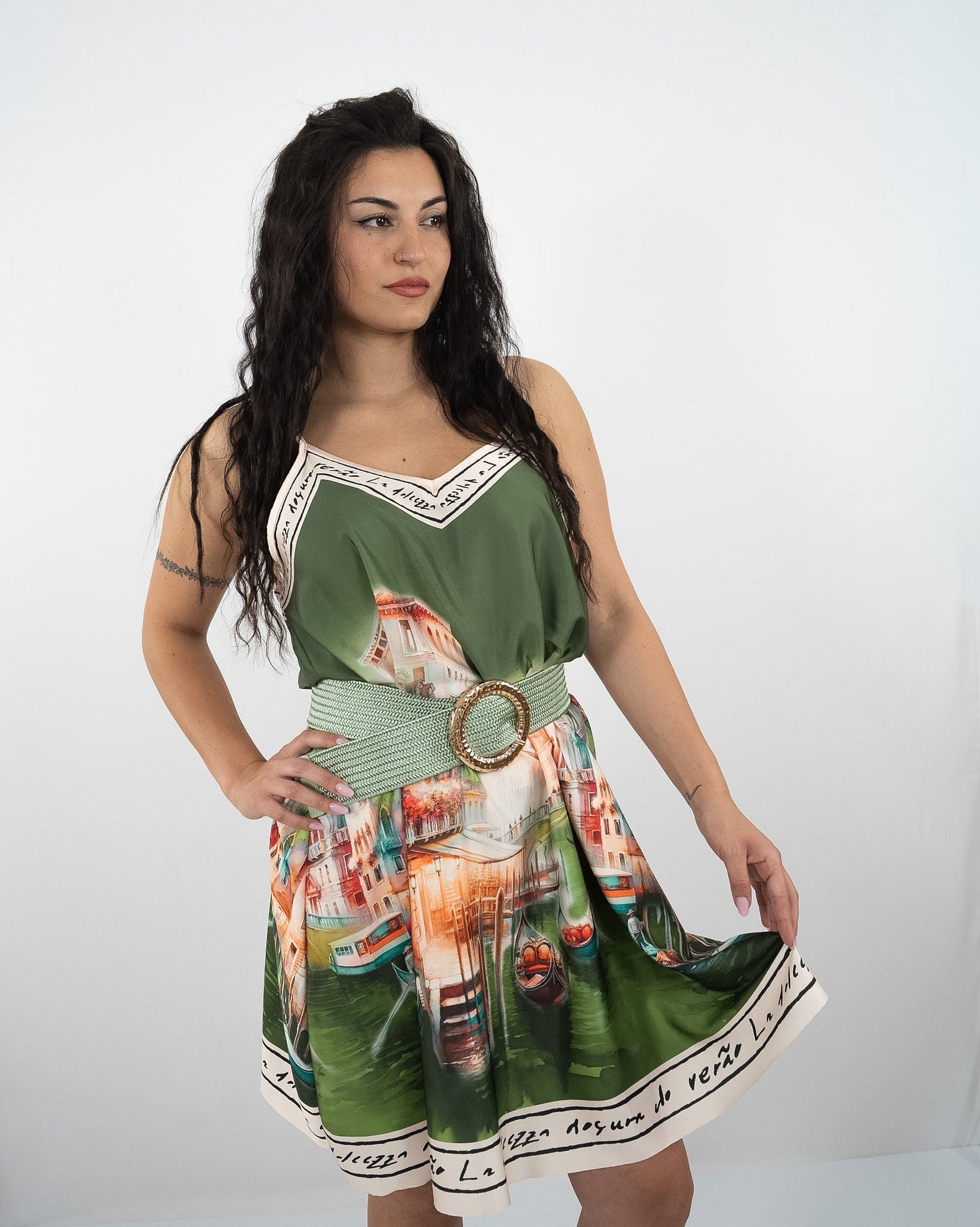 Abito fantasia verde in paleTTe. abbigliamento