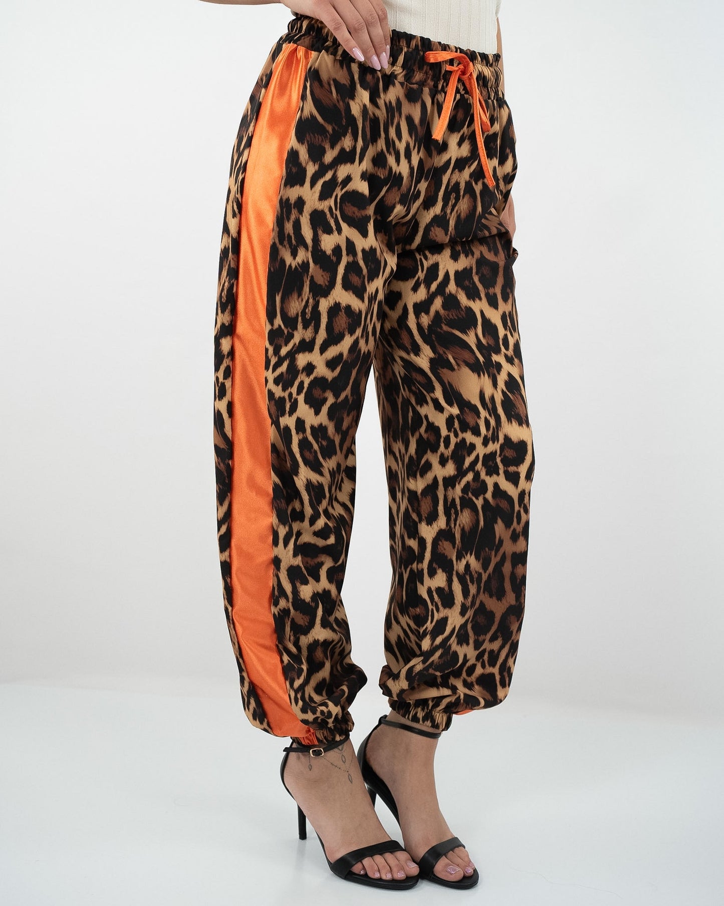 Pantalone maculato arancio in paleTTe. abbigliamento