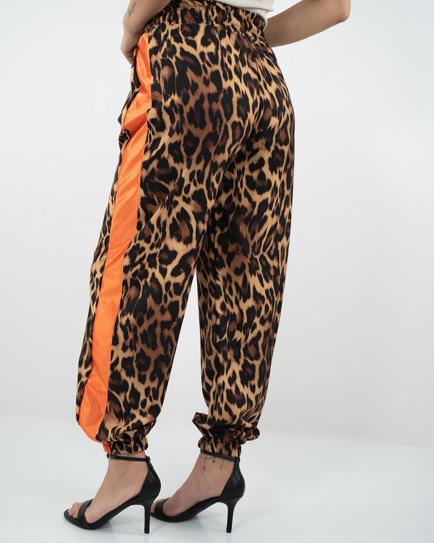 Pantalone maculato arancio in paleTTe. abbigliamento