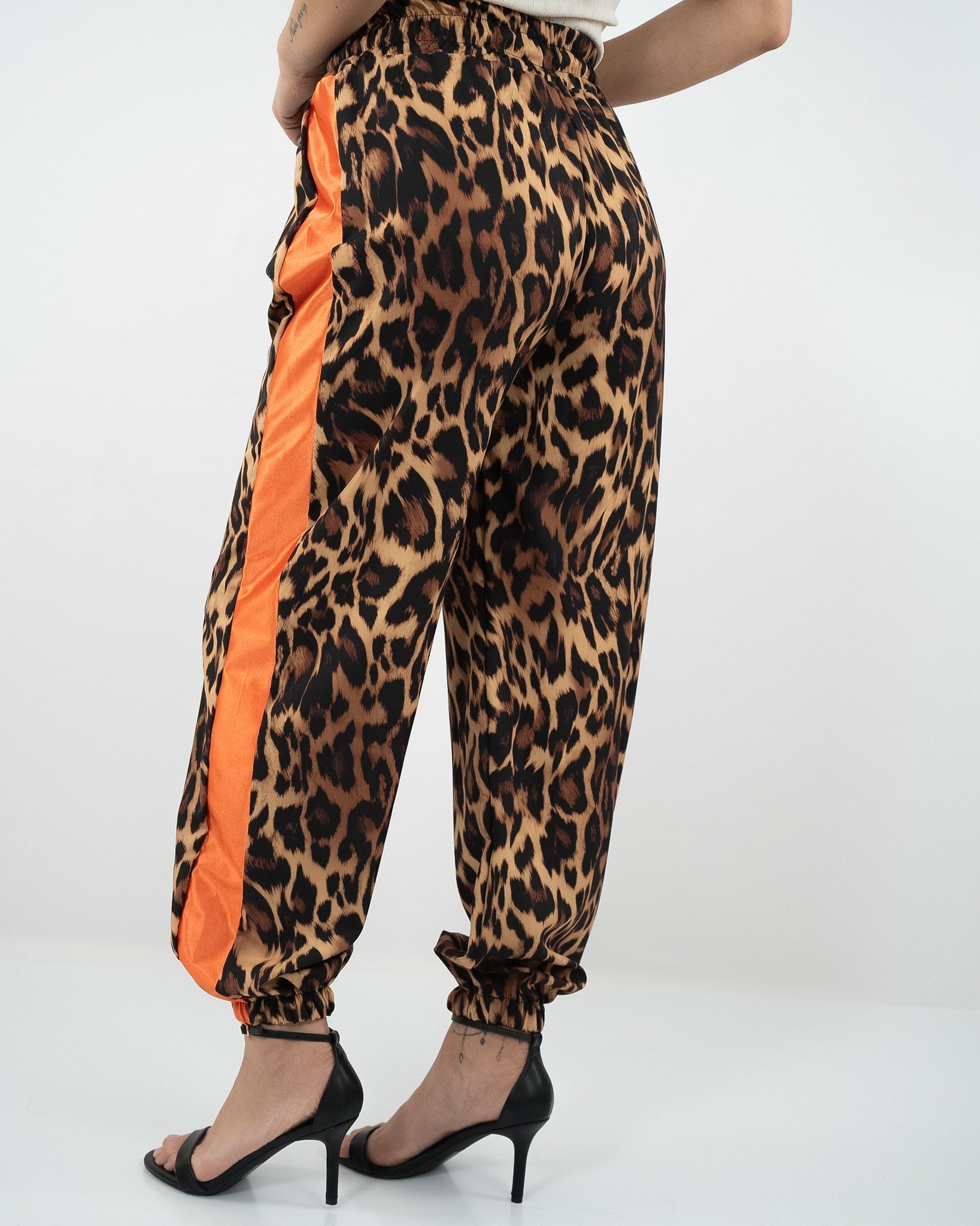 Pantalone maculato arancio in paleTTe. abbigliamento