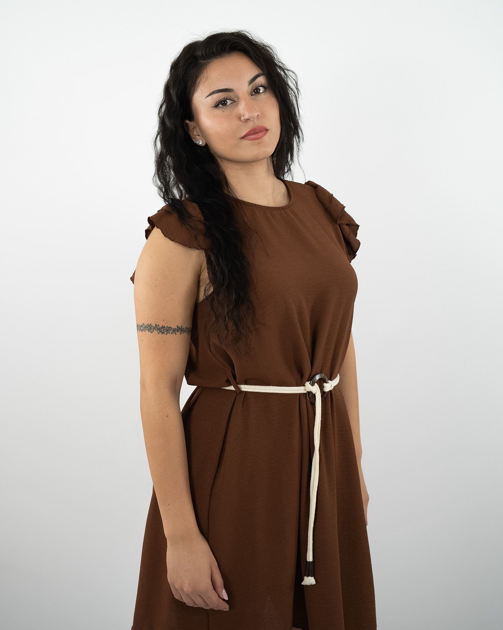 ABITO CORTO CON VOLANT - marrone in paleTTe. abbigliamento