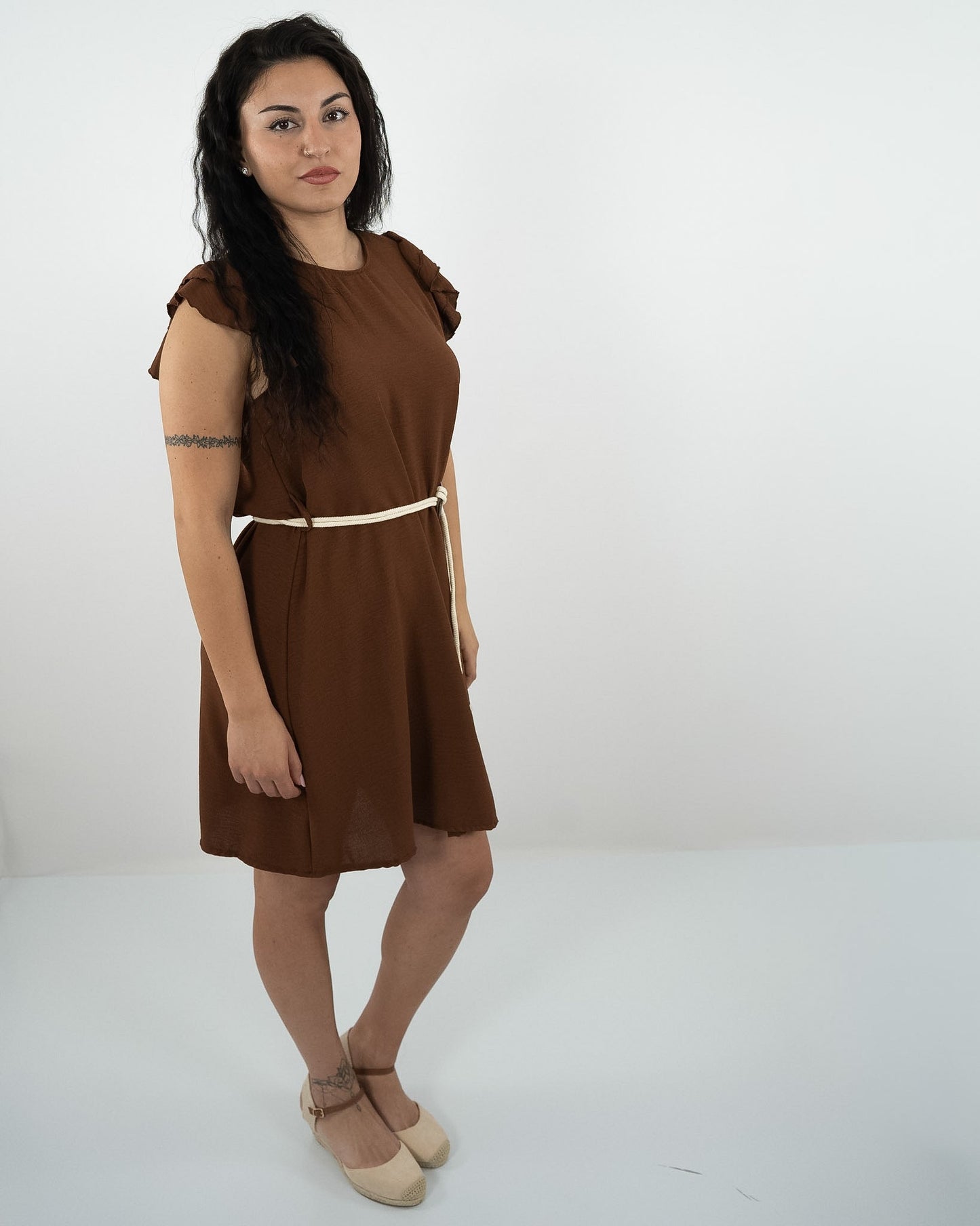 ABITO CORTO CON VOLANT - marrone in paleTTe. abbigliamento