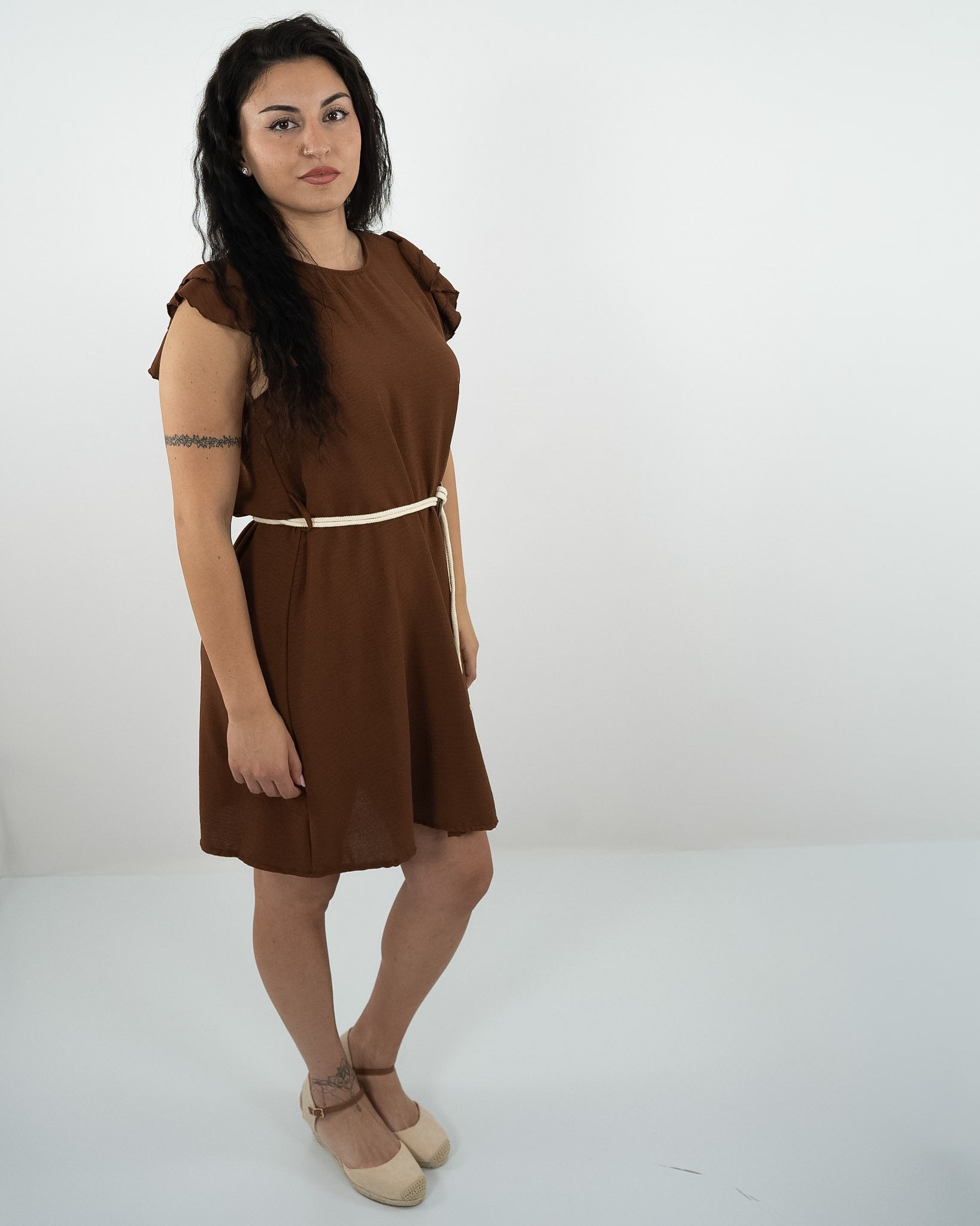 ABITO CORTO CON VOLANT - marrone in paleTTe. abbigliamento
