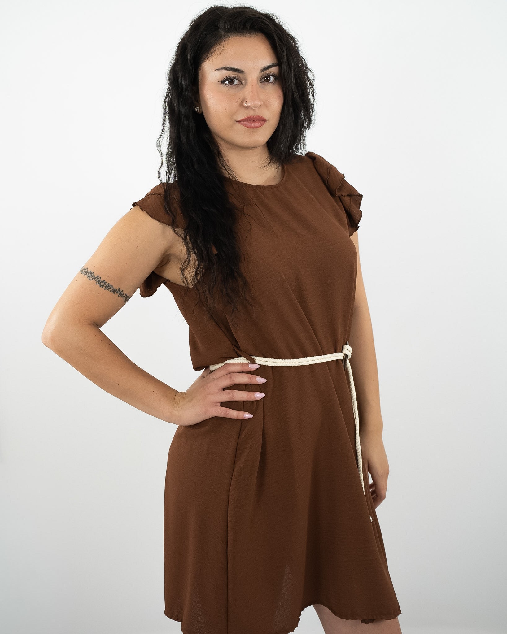 ABITO CORTO CON VOLANT - marrone in paleTTe. abbigliamento