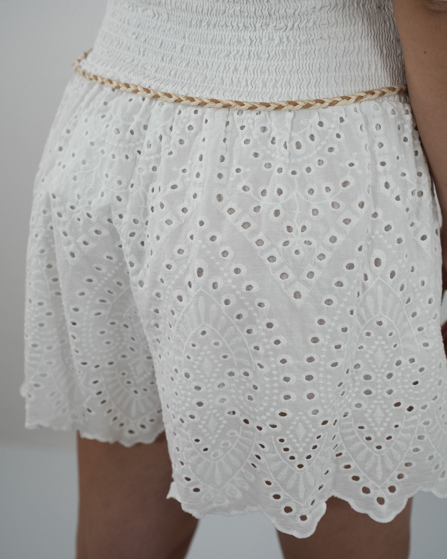 PANTALONCINO BIANCO IN SANGALLO in paleTTe. abbigliamento