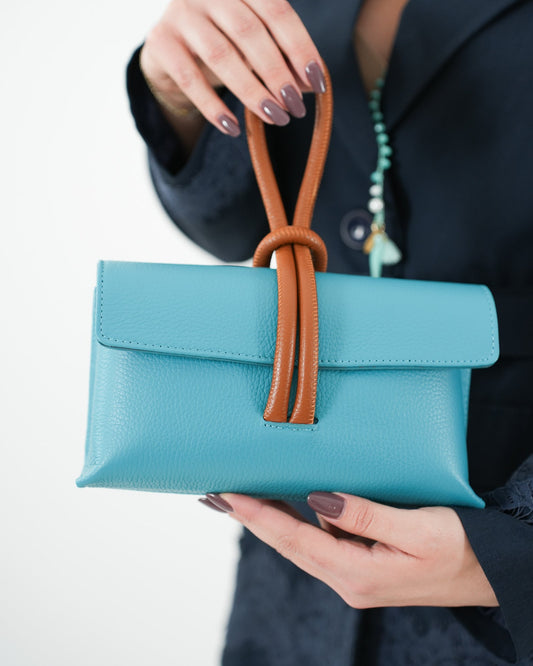 POCHETTE IN VERA PELLE CON MANICO A NODO in paleTTe. abbigliamento