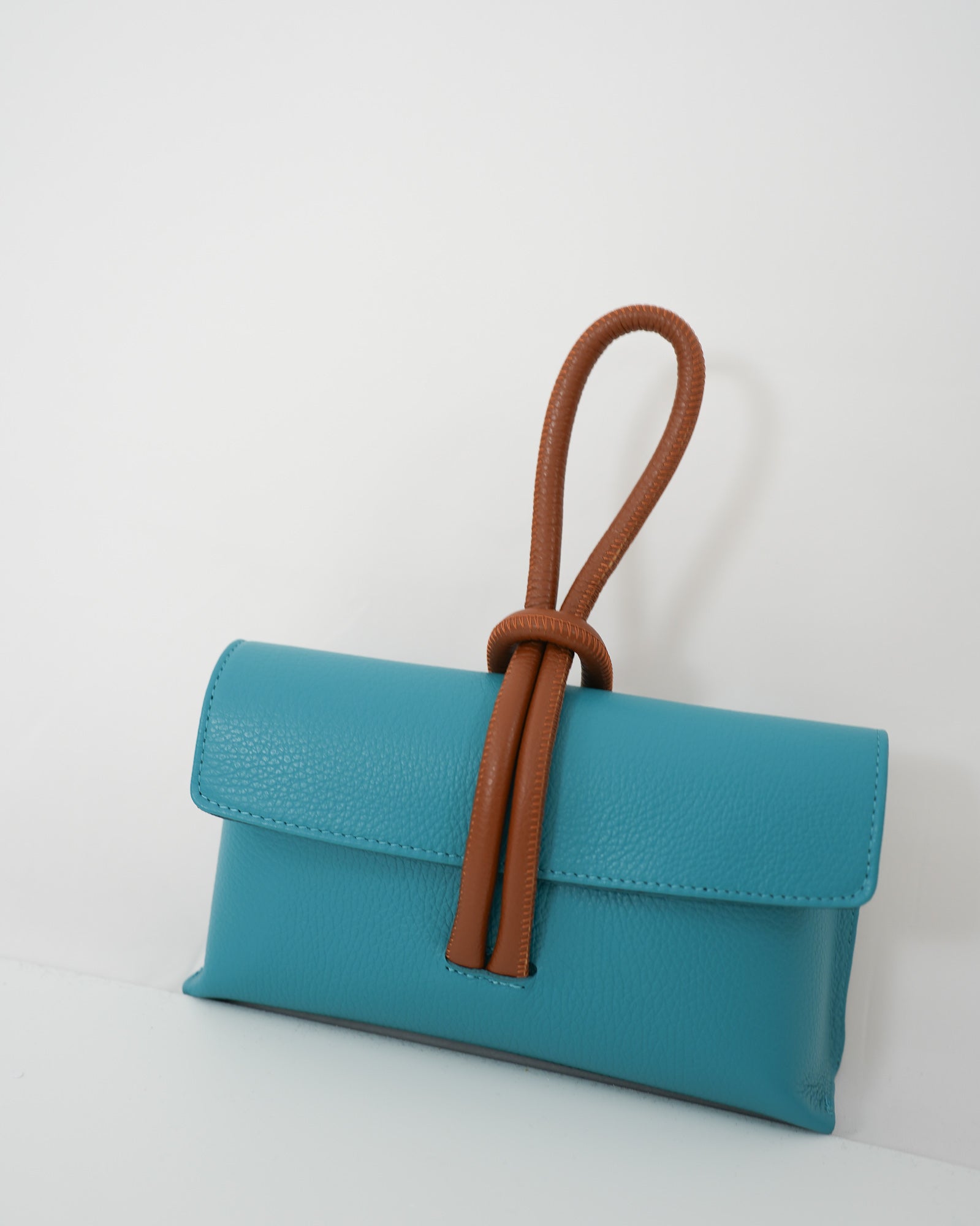 POCHETTE IN VERA PELLE CON MANICO A NODO in paleTTe. abbigliamento