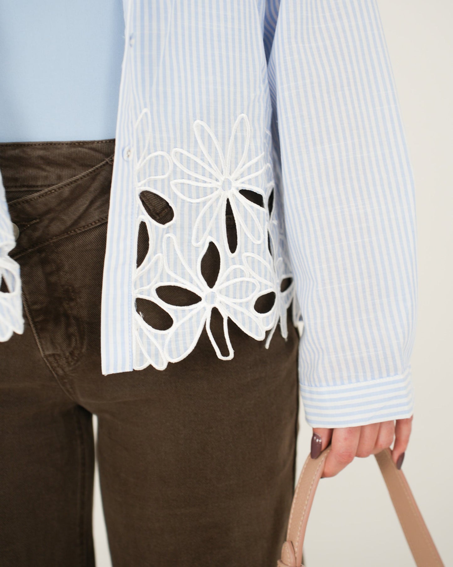 CAMICIA RICAMO FLOREALE in paleTTe. abbigliamento
