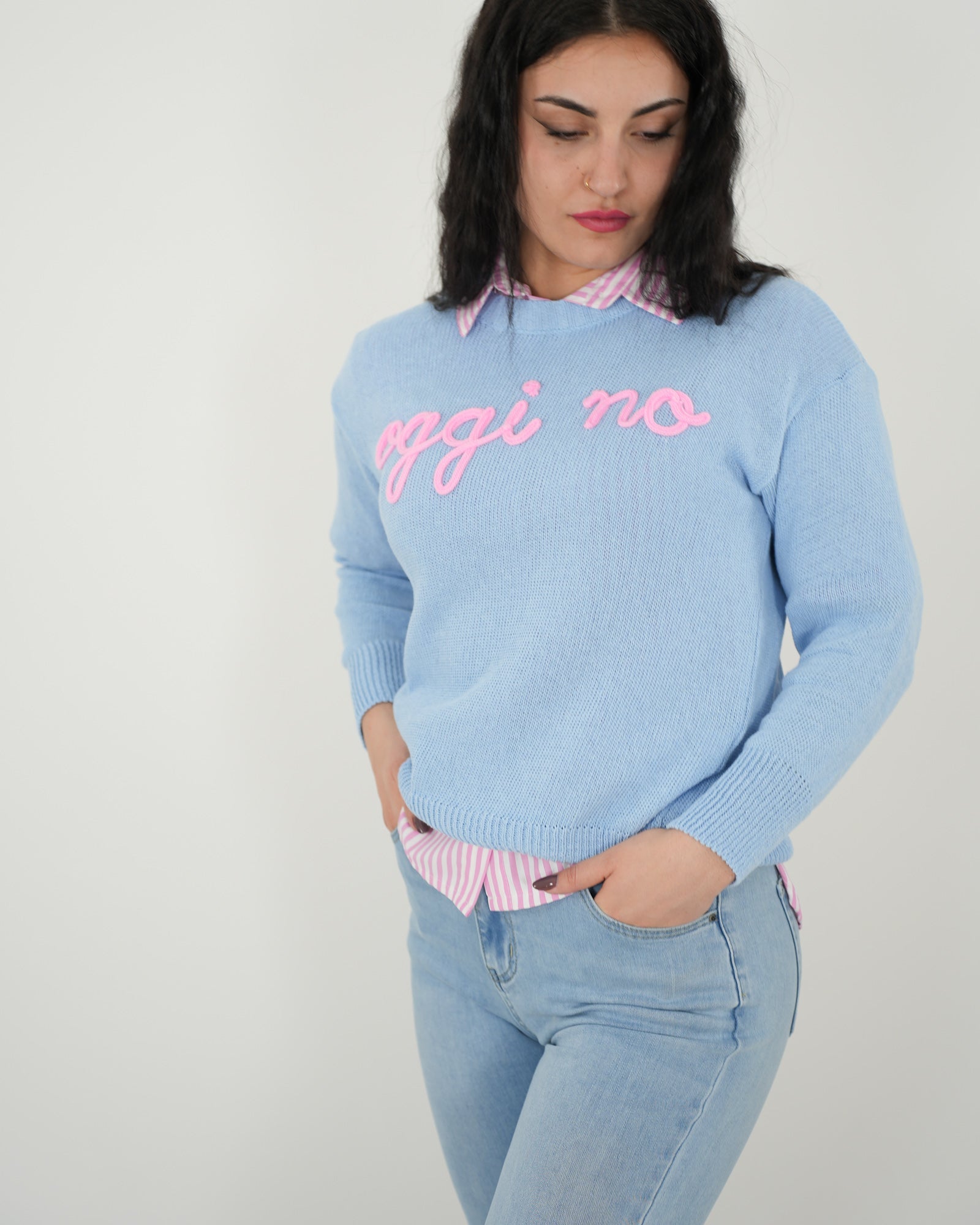 MAGLIA "Oggi no" AZZURRA in paleTTe. abbigliamento