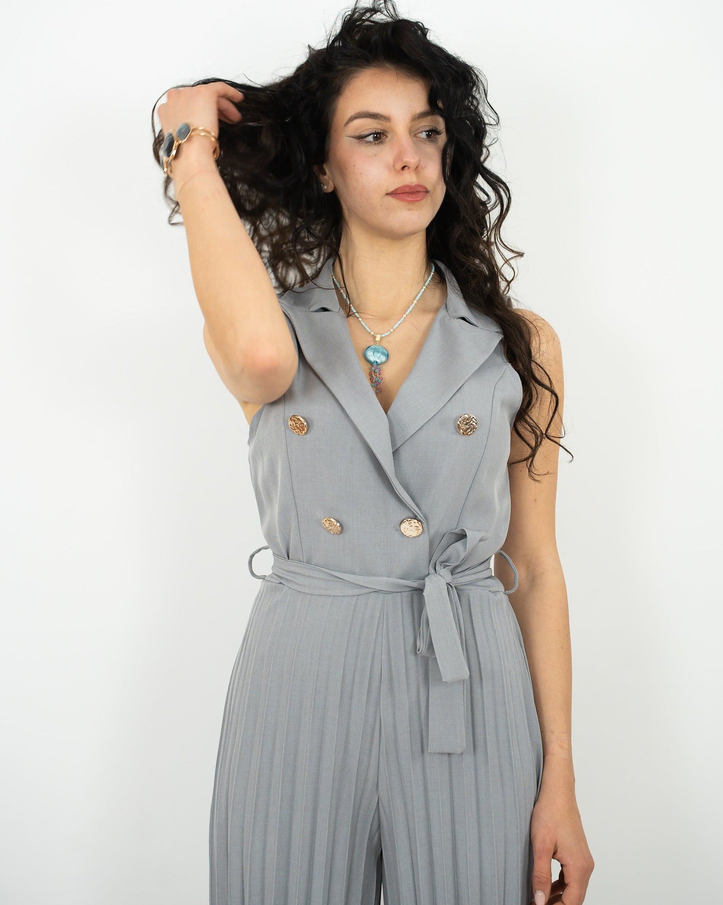 JUMPSUIT ELEGANTE CON GAMBA PLISSÉ in paleTTe. abbigliamento