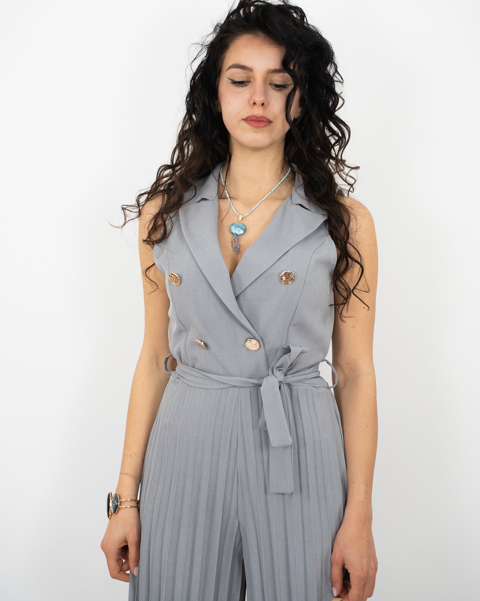JUMPSUIT ELEGANTE CON GAMBA PLISSÉ in paleTTe. abbigliamento
