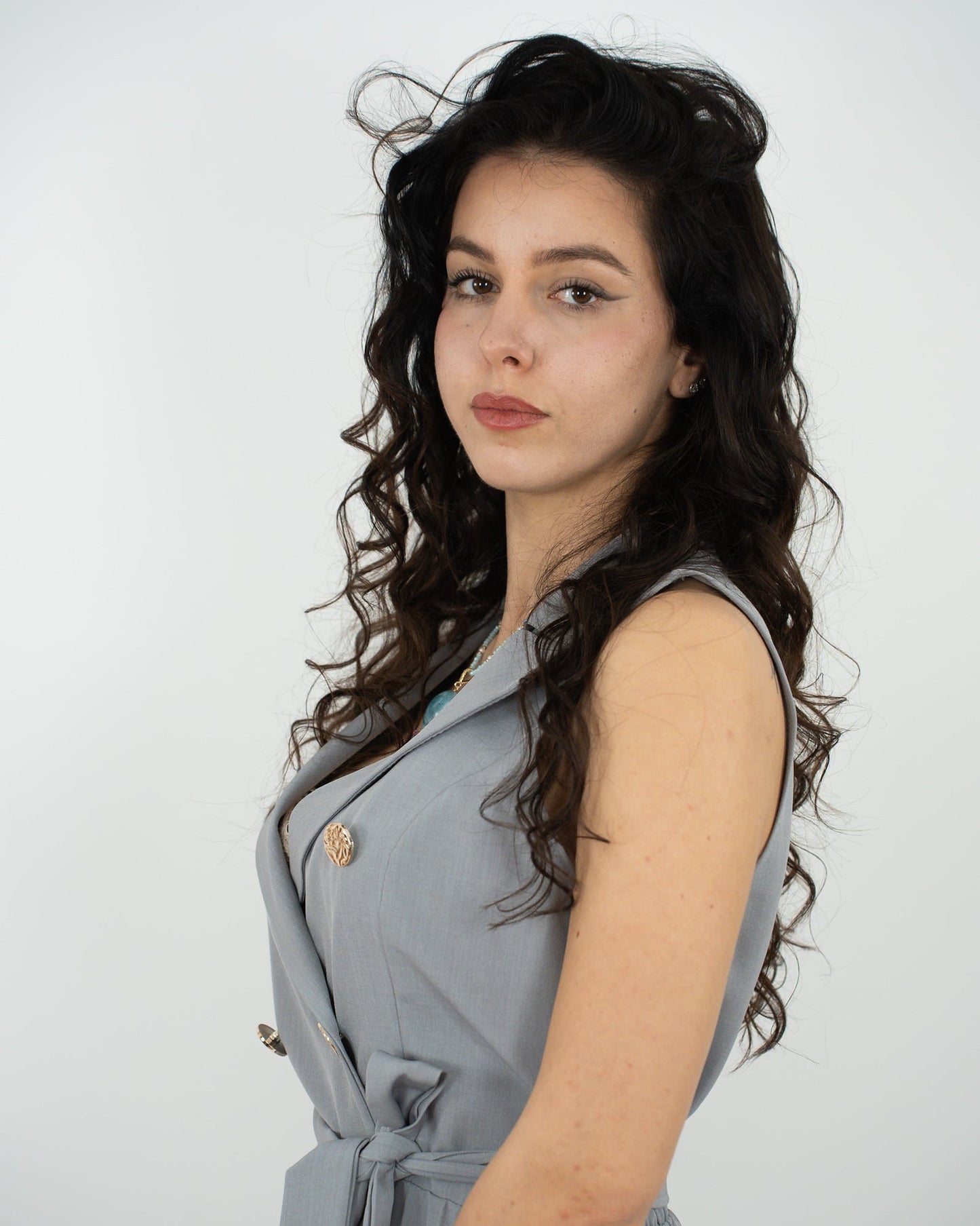 JUMPSUIT ELEGANTE CON GAMBA PLISSÉ in paleTTe. abbigliamento