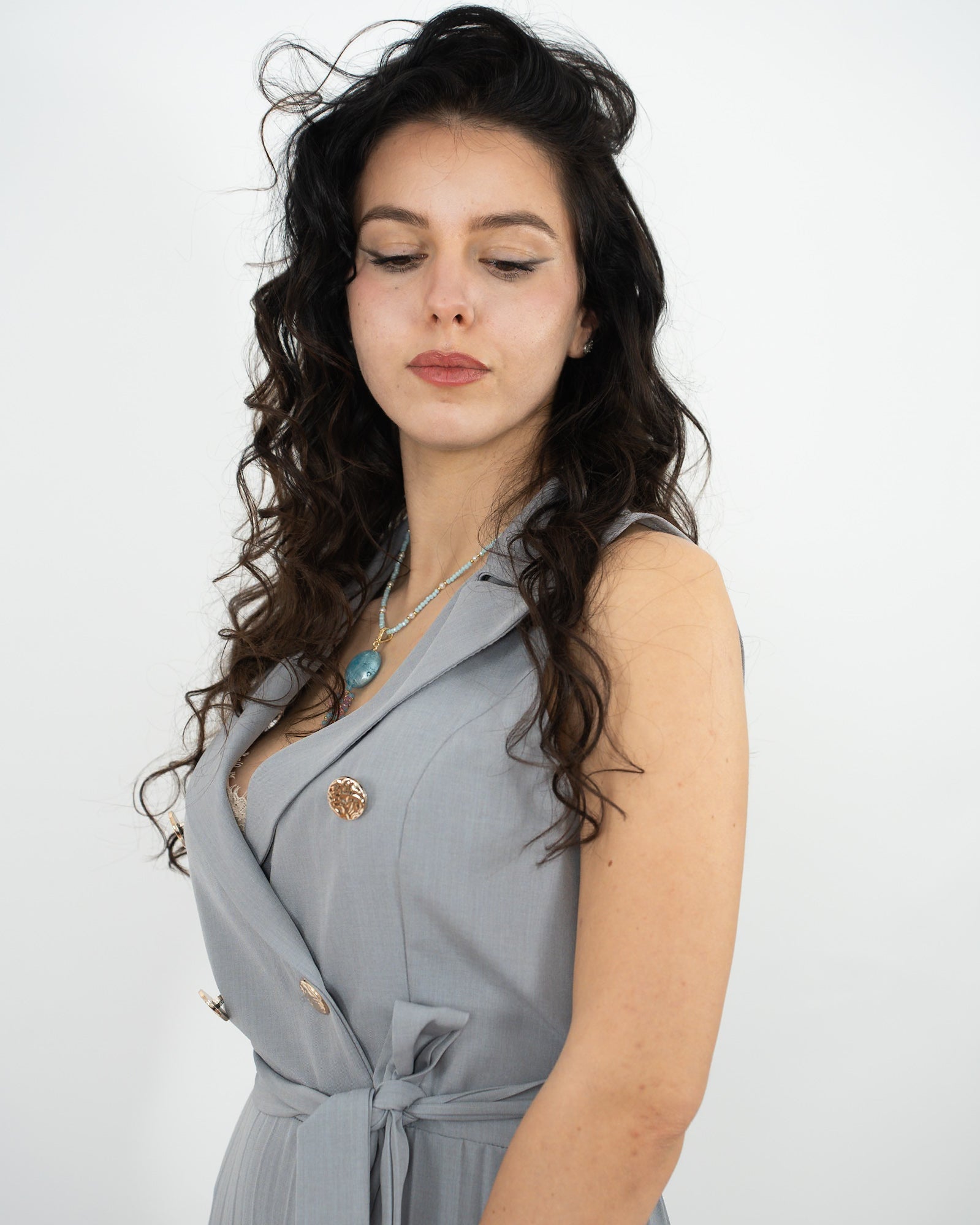 JUMPSUIT ELEGANTE CON GAMBA PLISSÉ in paleTTe. abbigliamento