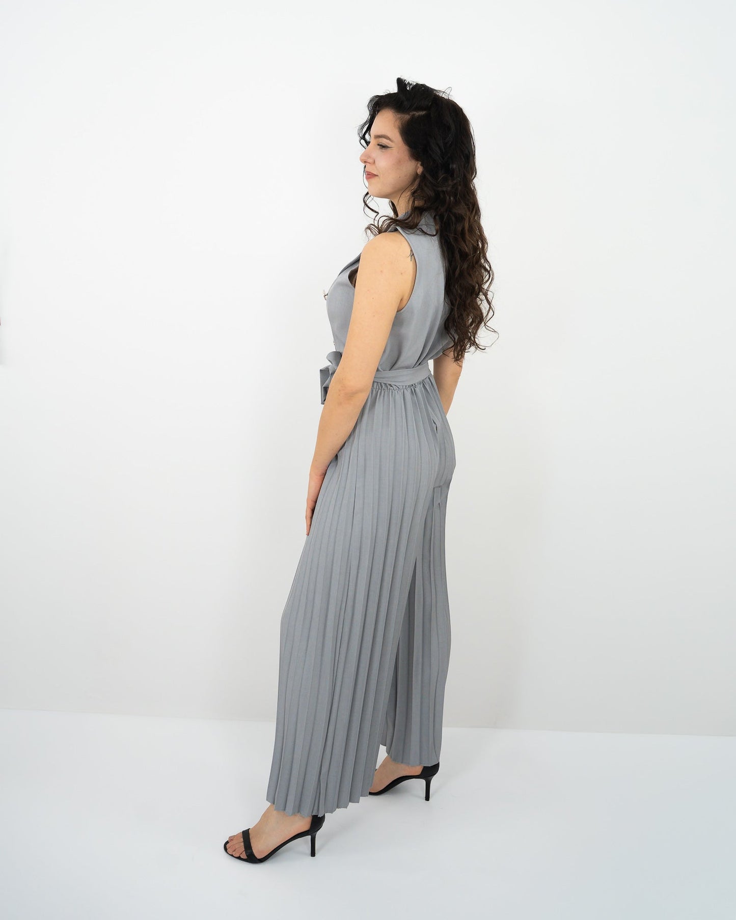 JUMPSUIT ELEGANTE CON GAMBA PLISSÉ in paleTTe. abbigliamento