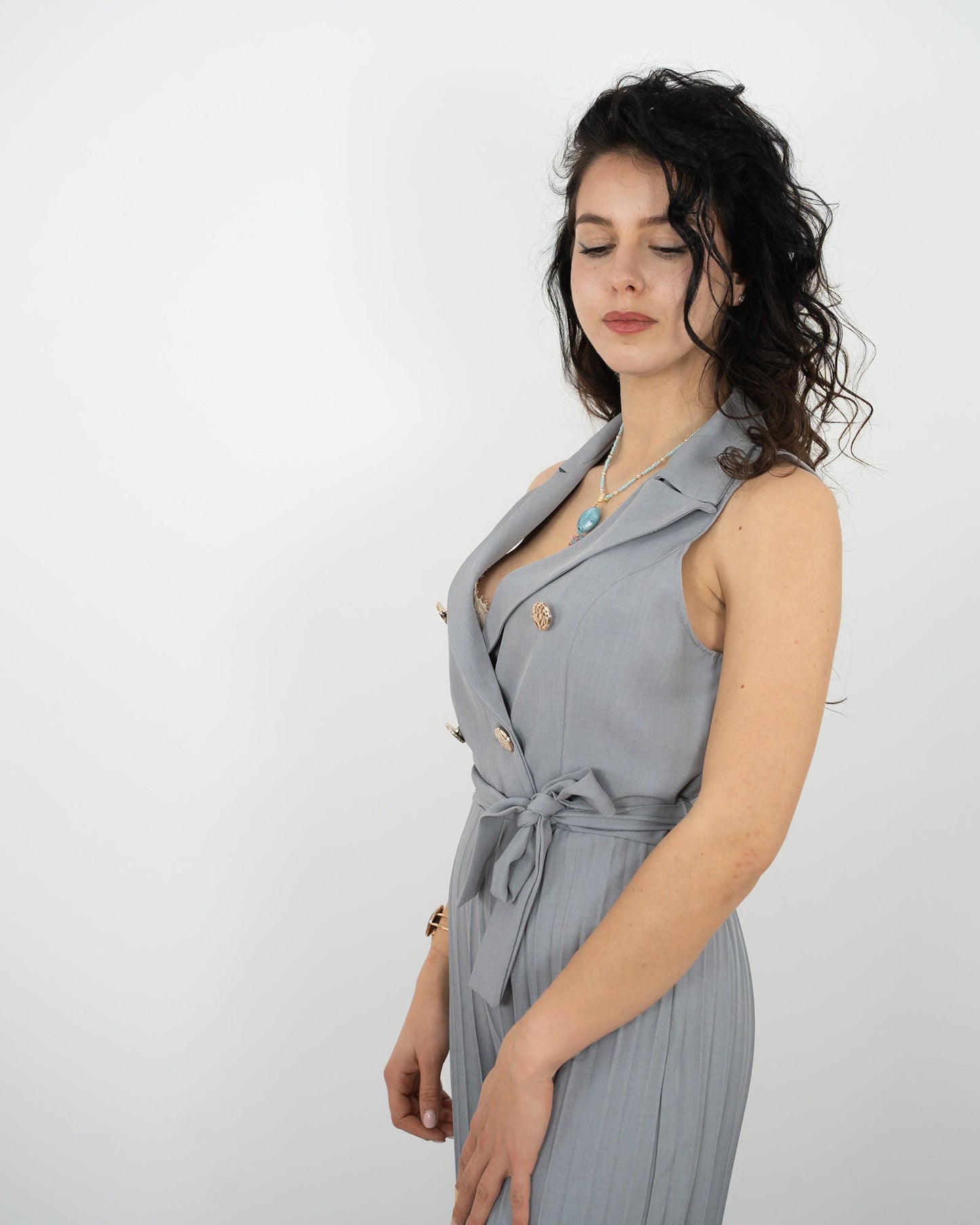 JUMPSUIT ELEGANTE CON GAMBA PLISSÉ in paleTTe. abbigliamento