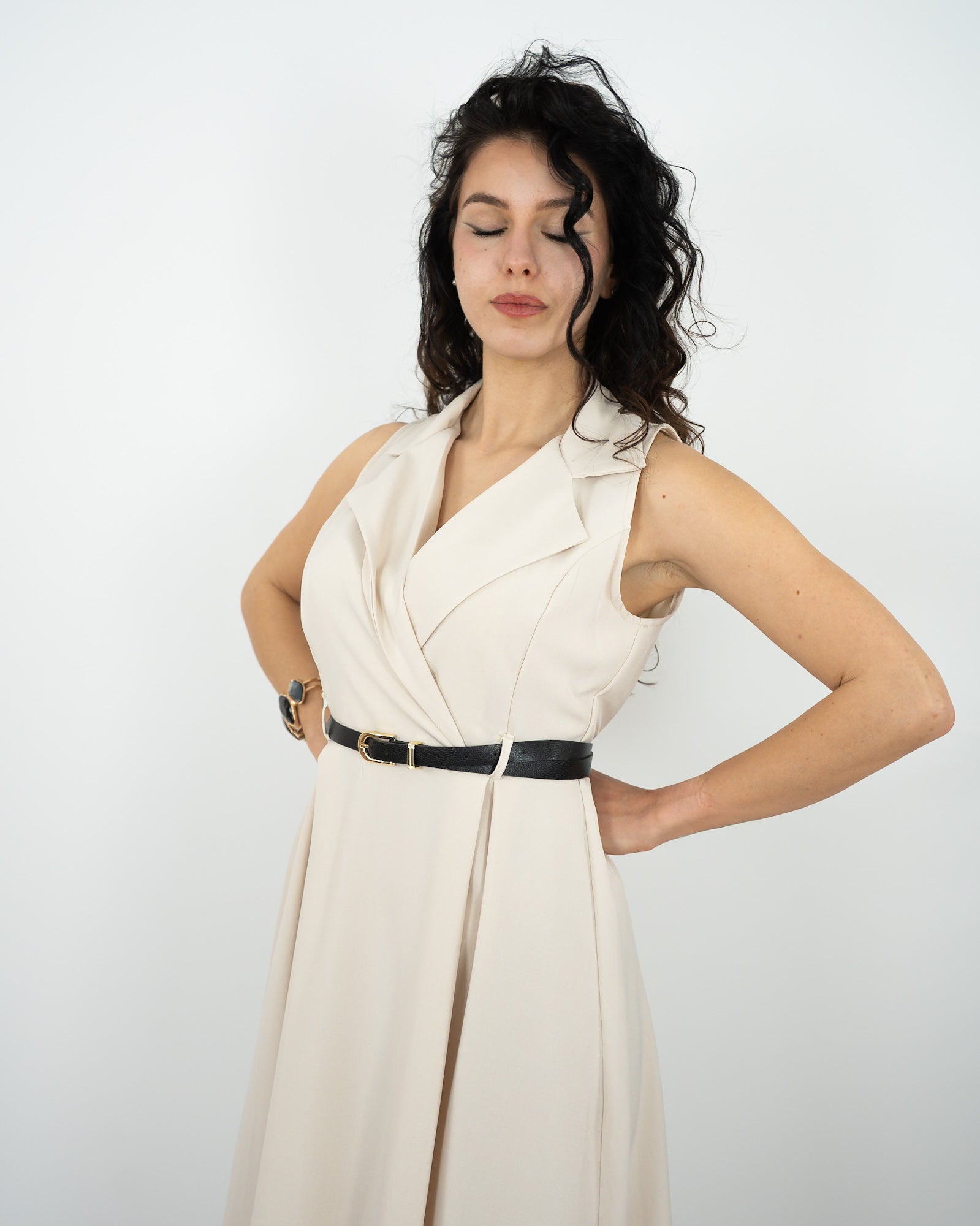 ABITO MIDI CON CINTURINO - mandorla in paleTTe. abbigliamento