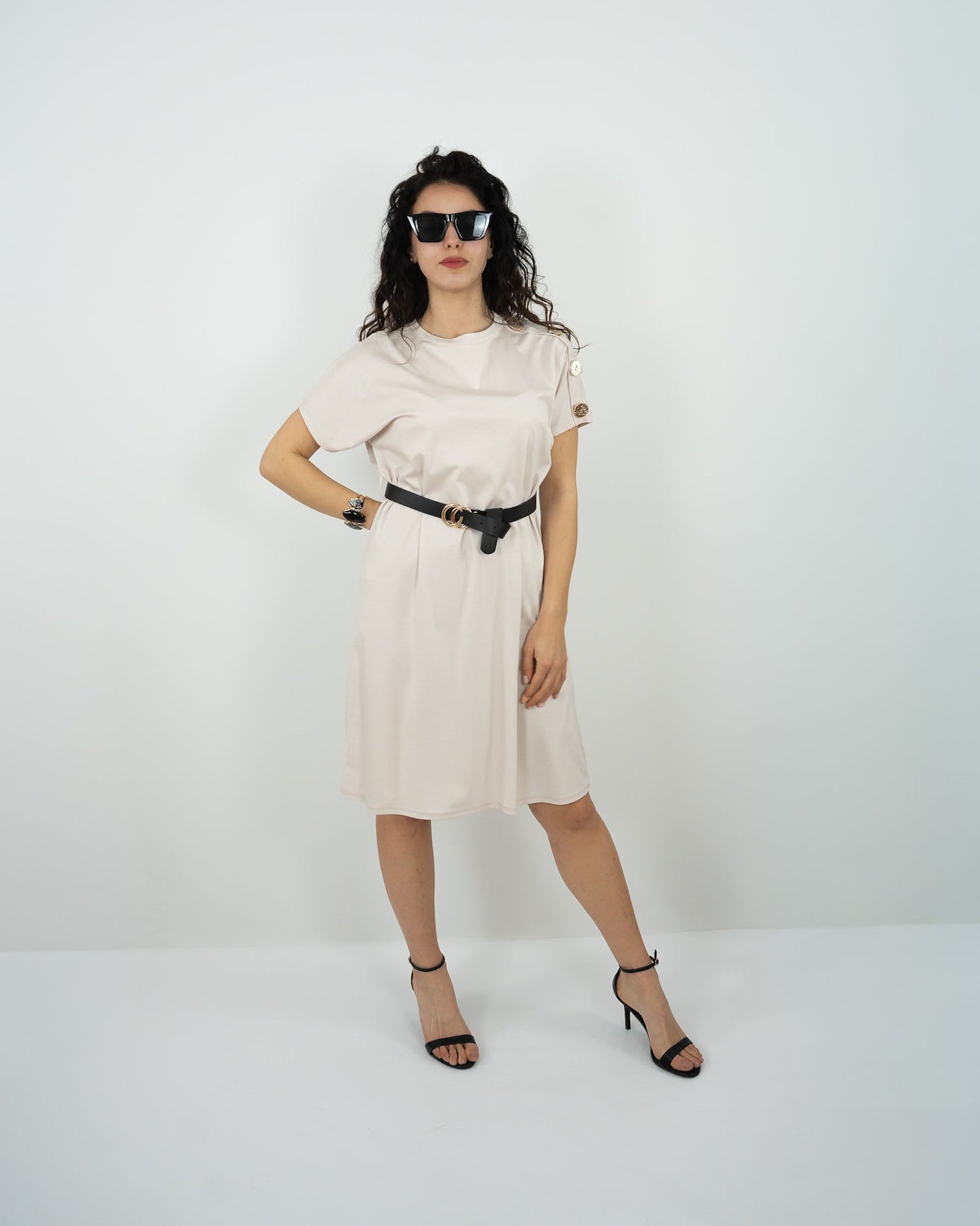 VESTITO DETTAGLIO MANICA - mandorla in paleTTe. abbigliamento