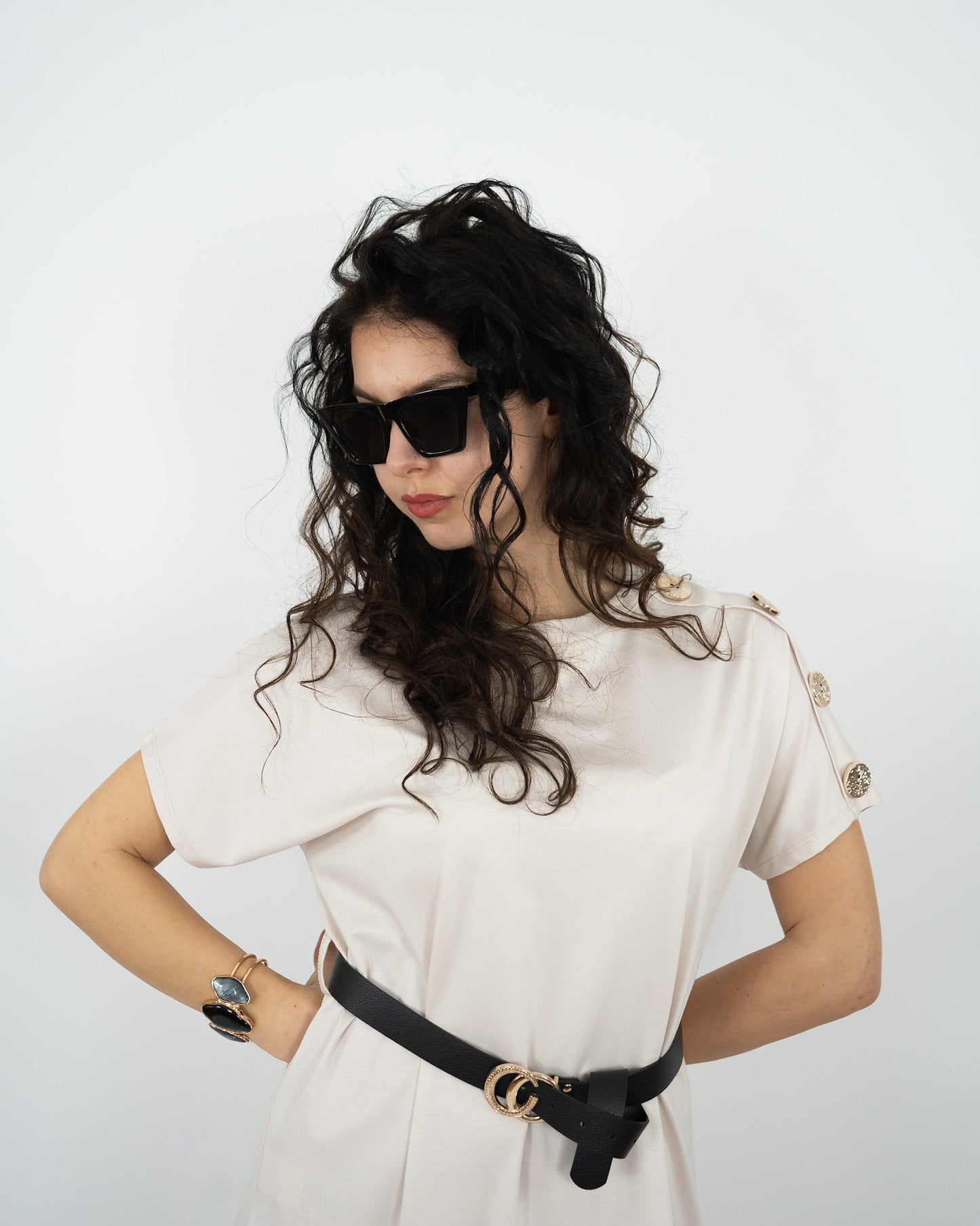 VESTITO DETTAGLIO MANICA - mandorla in paleTTe. abbigliamento