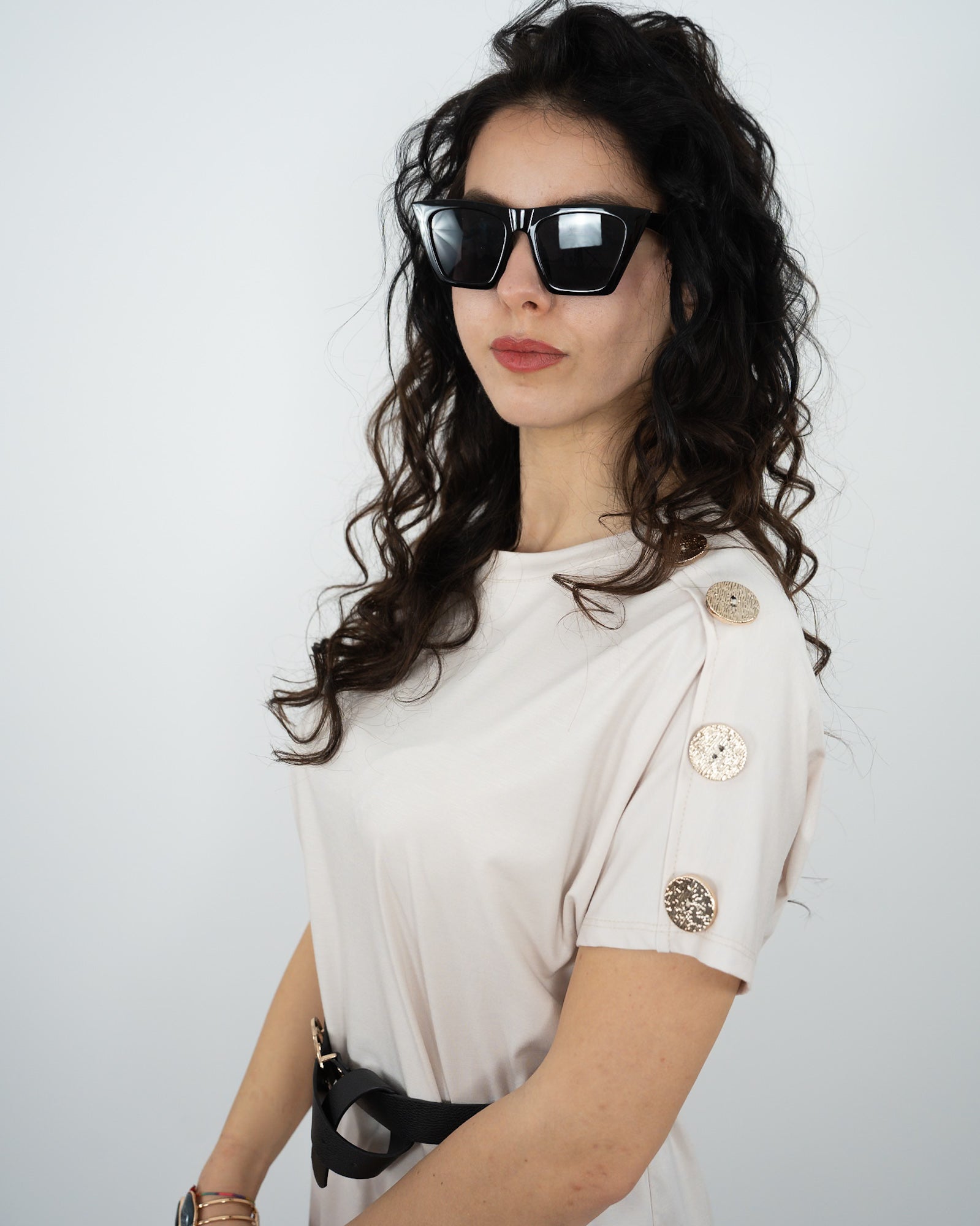 VESTITO DETTAGLIO MANICA - mandorla in paleTTe. abbigliamento