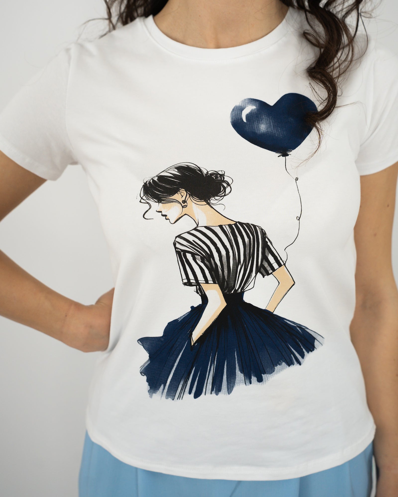 T-SHIRT BALLERINA - blu in paleTTe. abbigliamento
