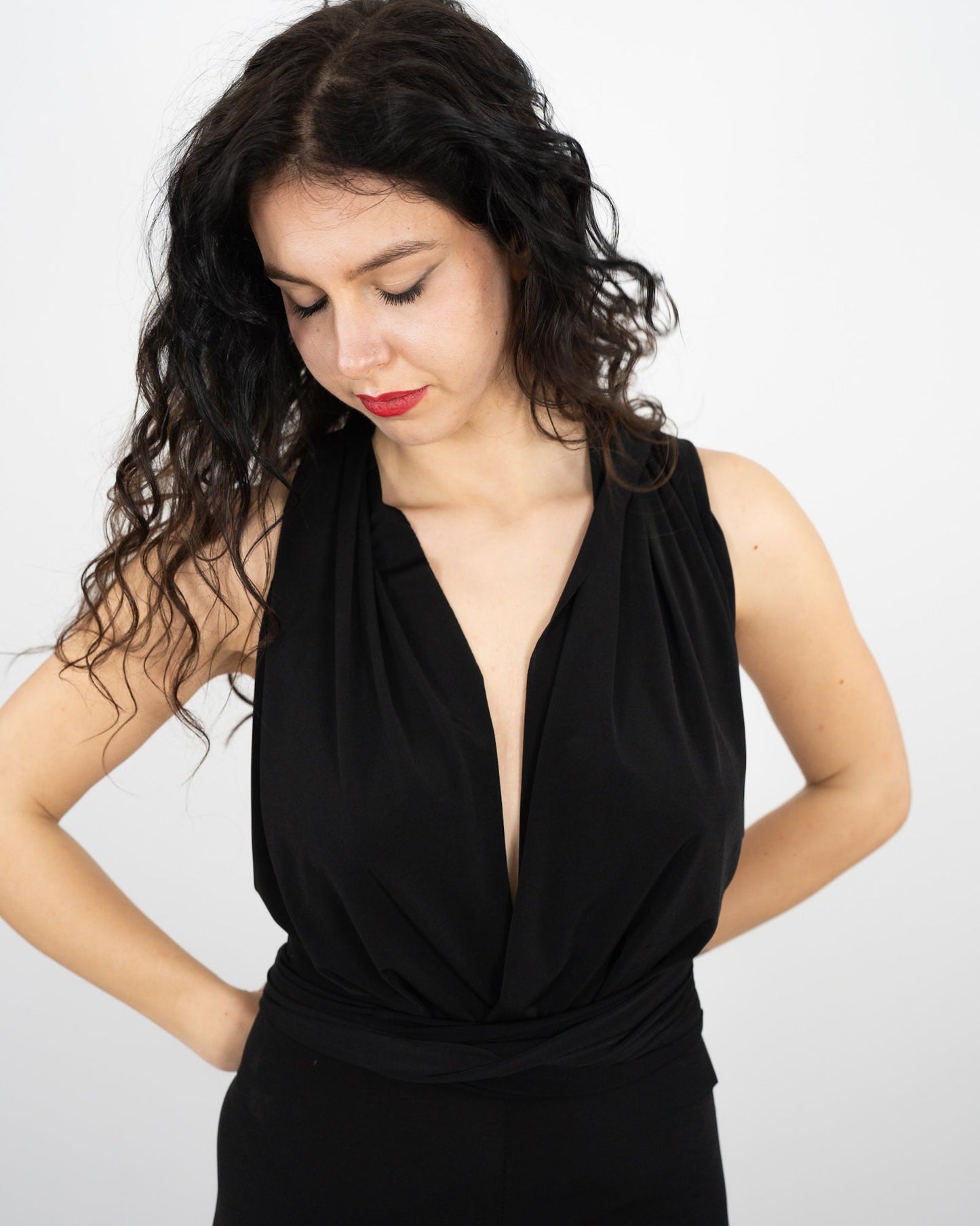 JUMPSUIT CON INCROCIO SUL RETRO in paleTTe. abbigliamento