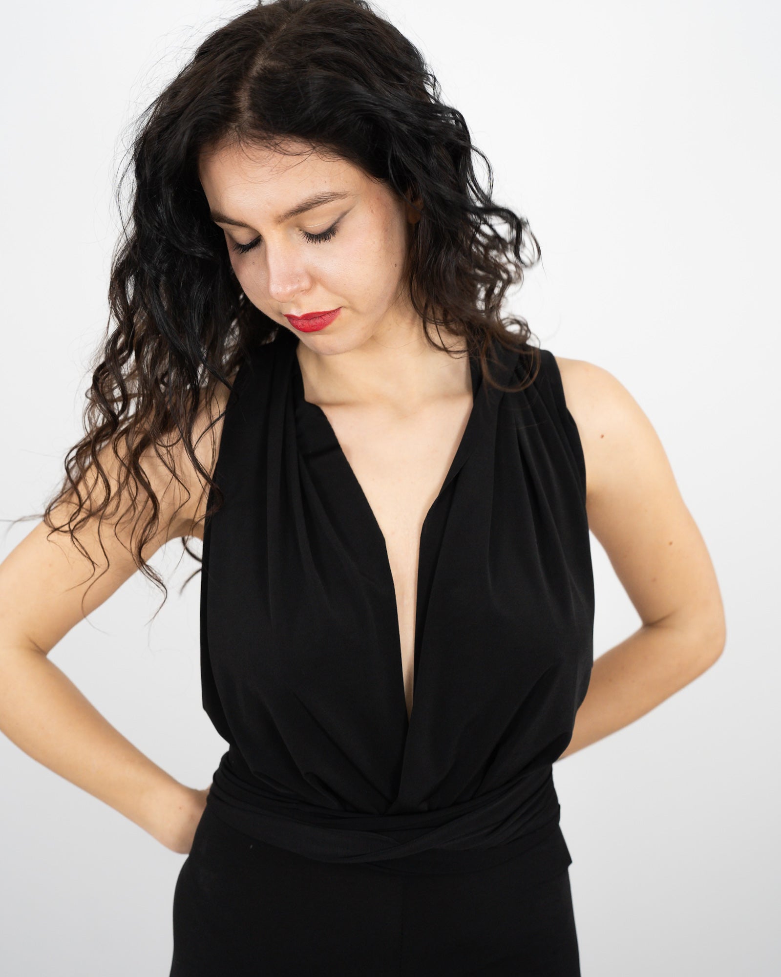 JUMPSUIT CON INCROCIO SUL RETRO in paleTTe. abbigliamento