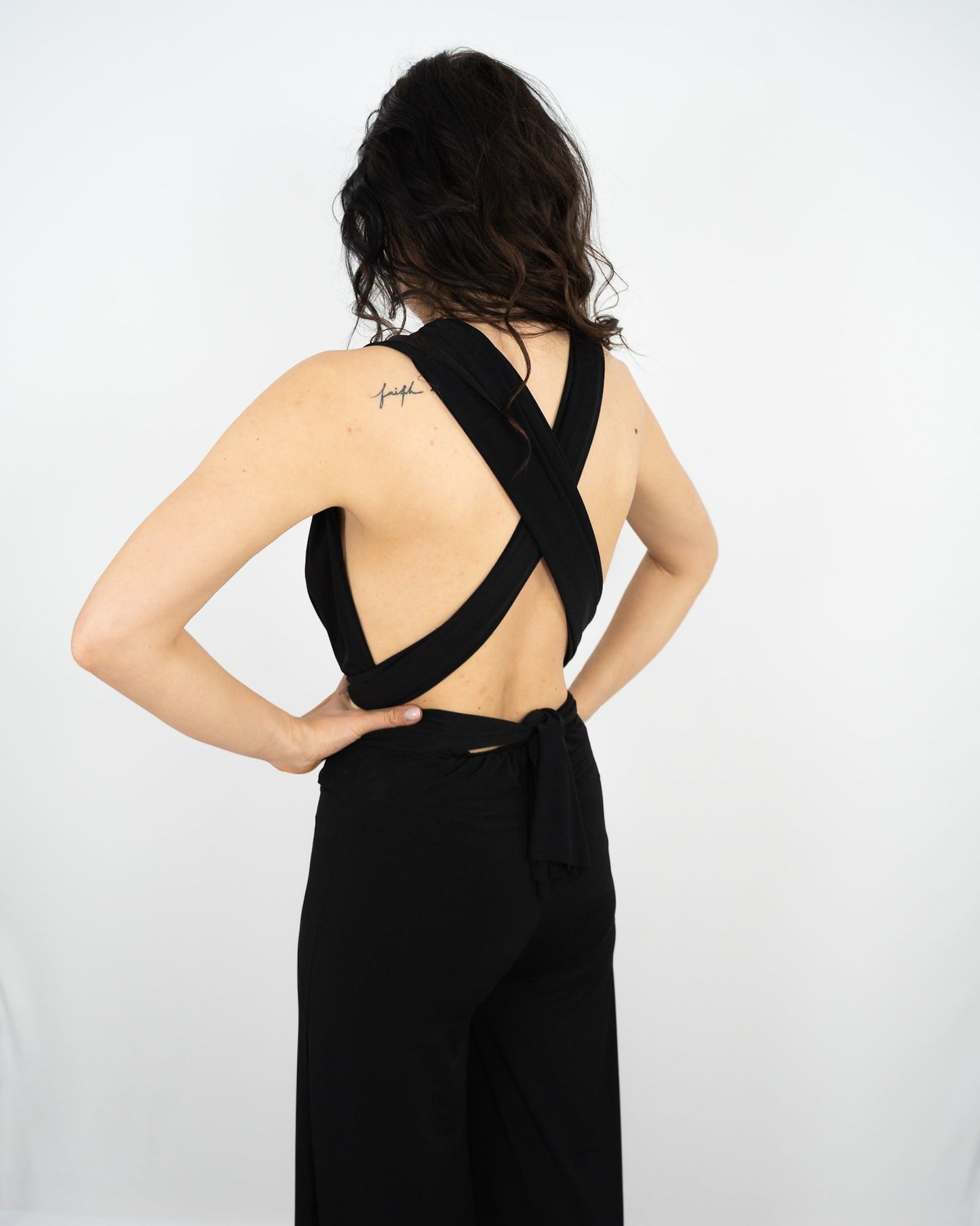 JUMPSUIT CON INCROCIO SUL RETRO in paleTTe. abbigliamento