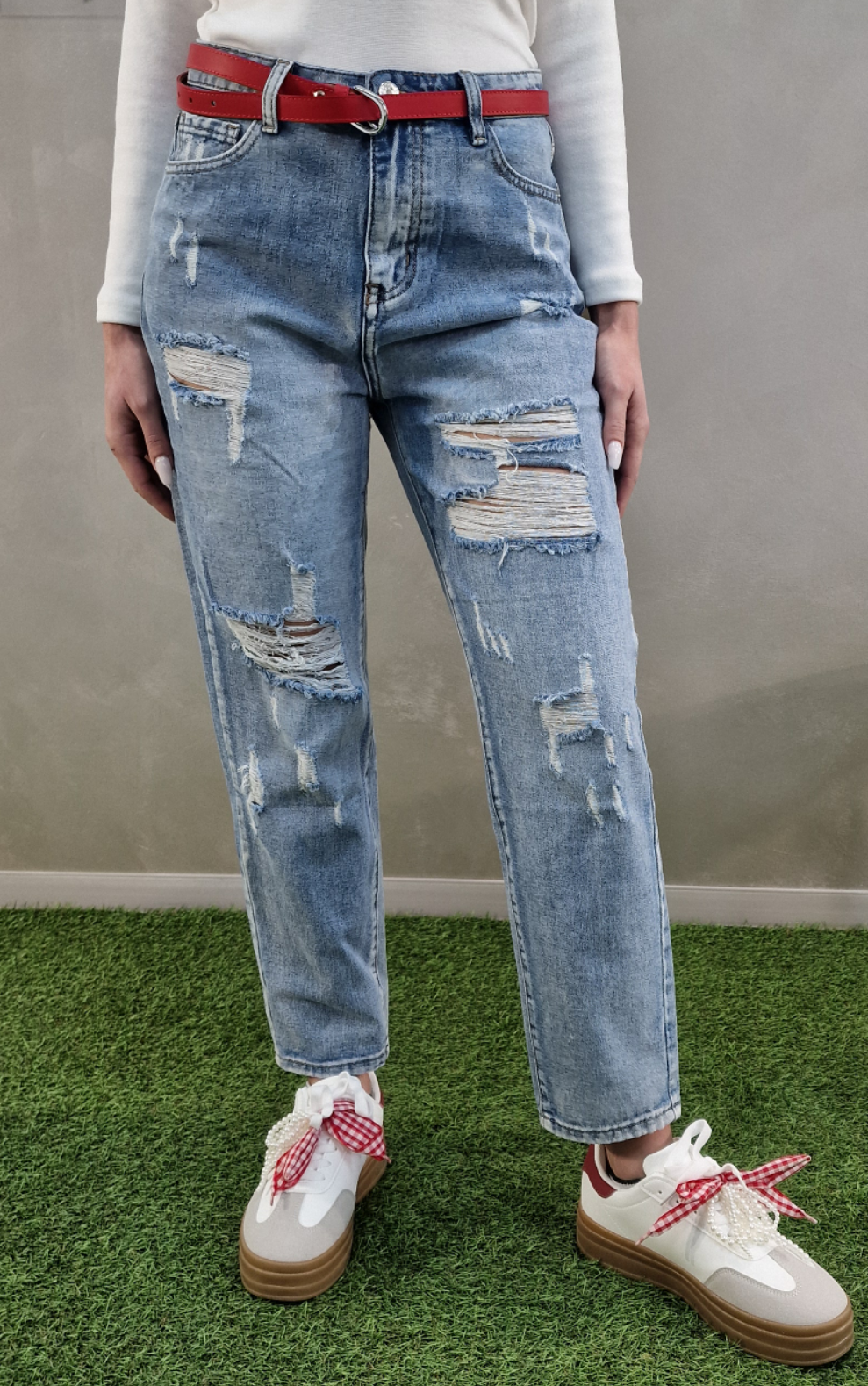 JEANS CON STRAPPI - in paleTTe. abbigliamento