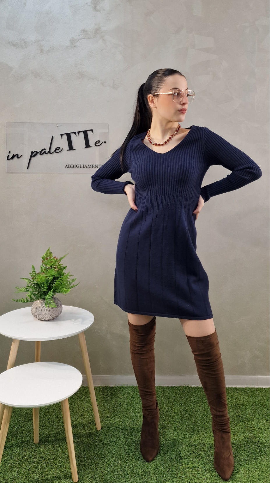 ABITO IN MAGLIA CON COLLO V