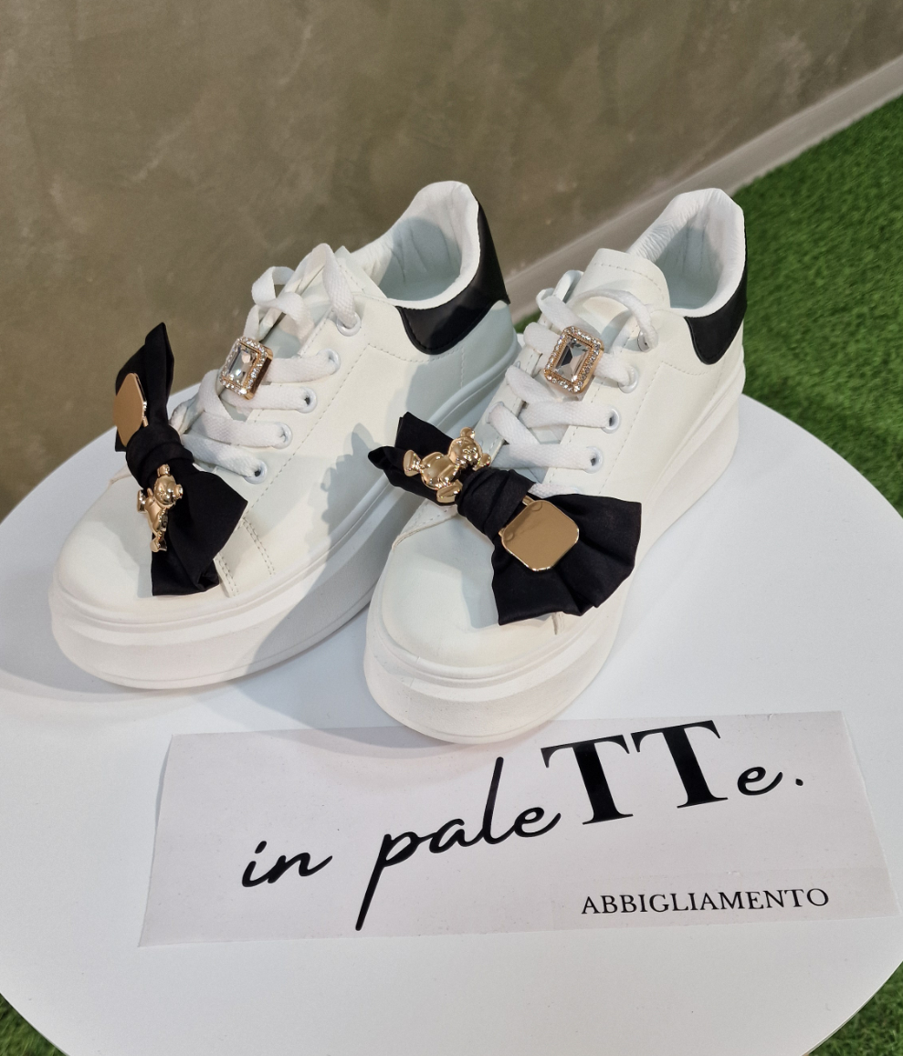 SNEAKERS CON FIOCCO E TEDDY