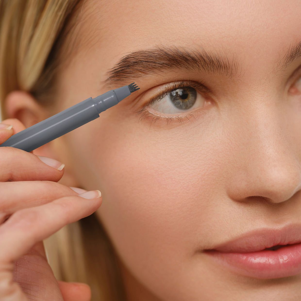 TRIPLE THICK | Pennarello Sopracciglia Waterproof - 1.3 G in paleTTe. abbigliamento