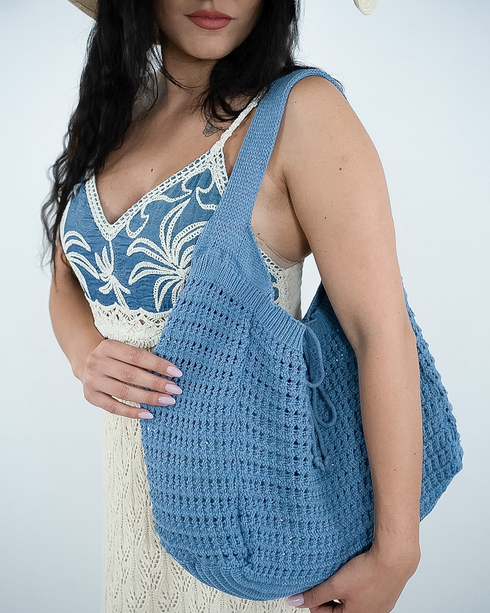 BORSA A SPALLA TRAFORATA - azzurro in paleTTe. abbigliamento