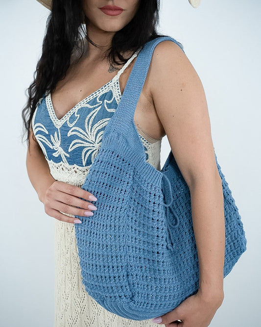 BORSA A SPALLA TRAFORATA - azzurro in paleTTe. abbigliamento