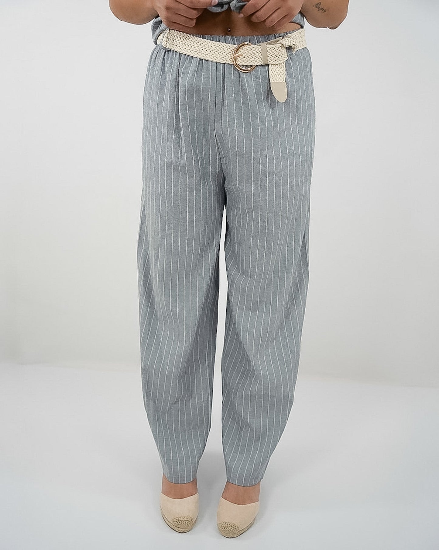 Pantalone set grigio in paleTTe. abbigliamento