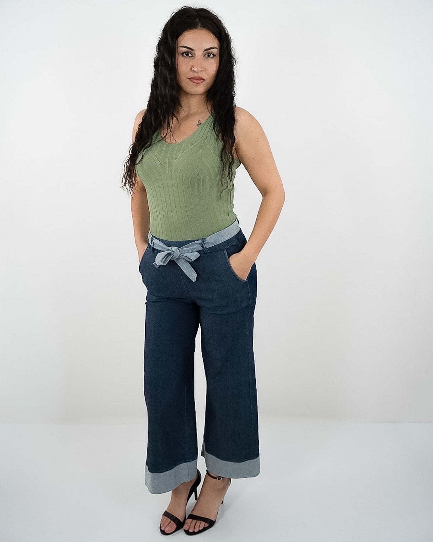 PANTALONE DENIM CON RISVOLTO E FIOCCO in paleTTe. abbigliamento