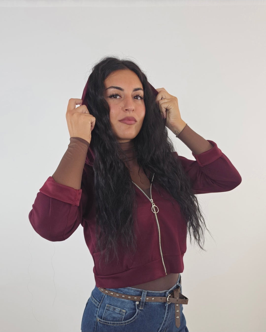 Felpa Donna Cropped con Cappuccio e Zip - bordeaux in paleTTe. abbigliamento