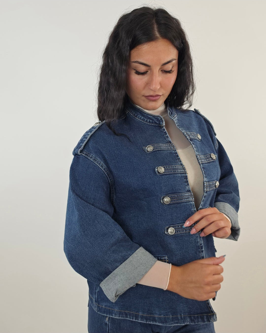 Giacca Corta in Jeans con Bottoni Gioiello e Collo Coreana – in paleTTe. abbigliamento