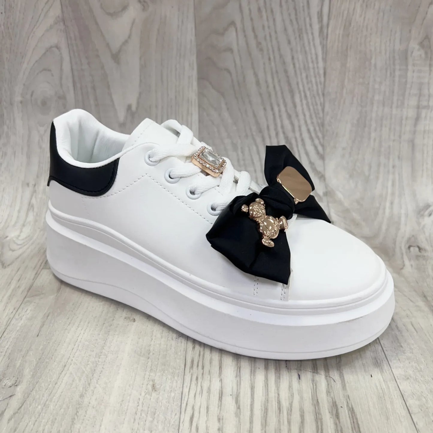 SNEAKERS CON FIOCCO E TEDDY